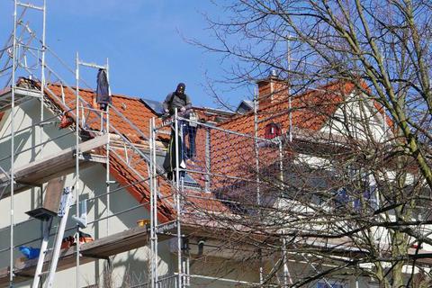 An 24 Häusern in Raunheim und Flörsheim, wie hier in der Flörsheimer Rheinallee, muss die Dachklammerung nachgebessert werden.Foto: Jens Etzelsberger  Foto: Jens Etzelsberger