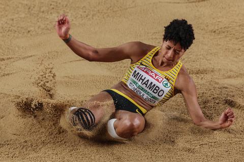 ARCHIV - 04.03.2023, Türkei, Istanbul: Leichtathletik/Halle: Europameisterschaft, Weitsprung Frauen Qualifikation, Malaika Mihambo aus Deutschland in Aktion. Sie startet in die neue Saison. (zu dpa: «Olympiasiegerin Mihambo peilt WM-Hattrick an: «Möchte durchstarten»») Foto: Oliver Weiken/dpa +++ dpa-Bildfunk +++
