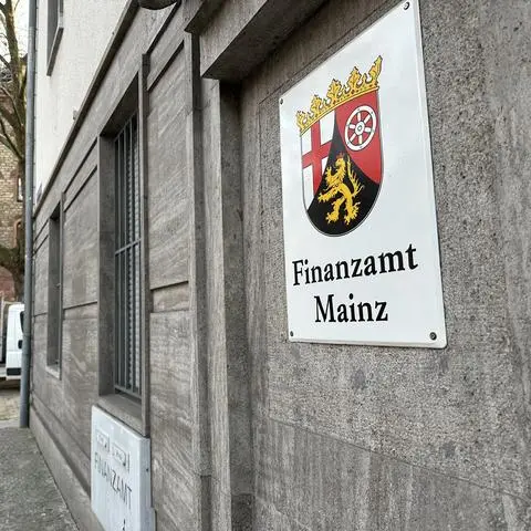 Bei Bauarbeiten vor dem Mainzer Finanzamt kam es zu einem Wasserrohrbruch.