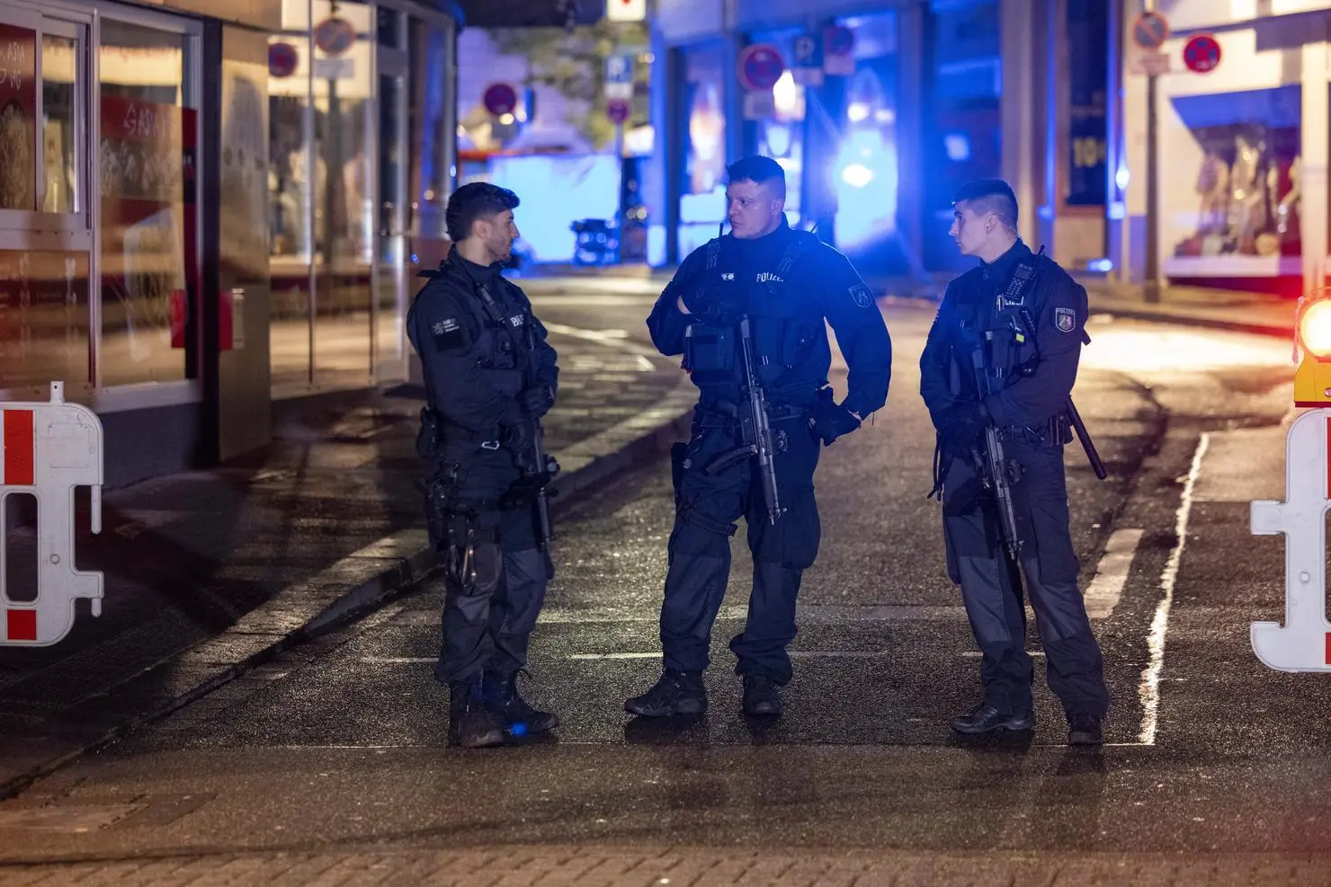 Polizei und Rettungswagen stehen in der Nähe des Einsatzortes. Bei einer Attacke auf der 650-Jahr-Feier der Stadt hat es Todesopfer und Verletzte gegeben.