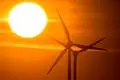 ARCHIV - Die Sonne geht hinter Windrädern auf. Foto: Julian Stratenschulte/dpa/Symbolbild
