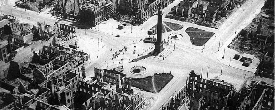 14.06.2016: Der Lange Lui wird 175 Jahre alt. Die Brandnacht im Jahr 1944 überstand der Lange Lui relativ unbeschadet. Um das Monument herum standen allerdings nur noch Ruinen.