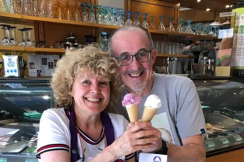Isabella Bareiss-Pellegrinon und Rafaello Pellegrinon mit dem Agape-Eis