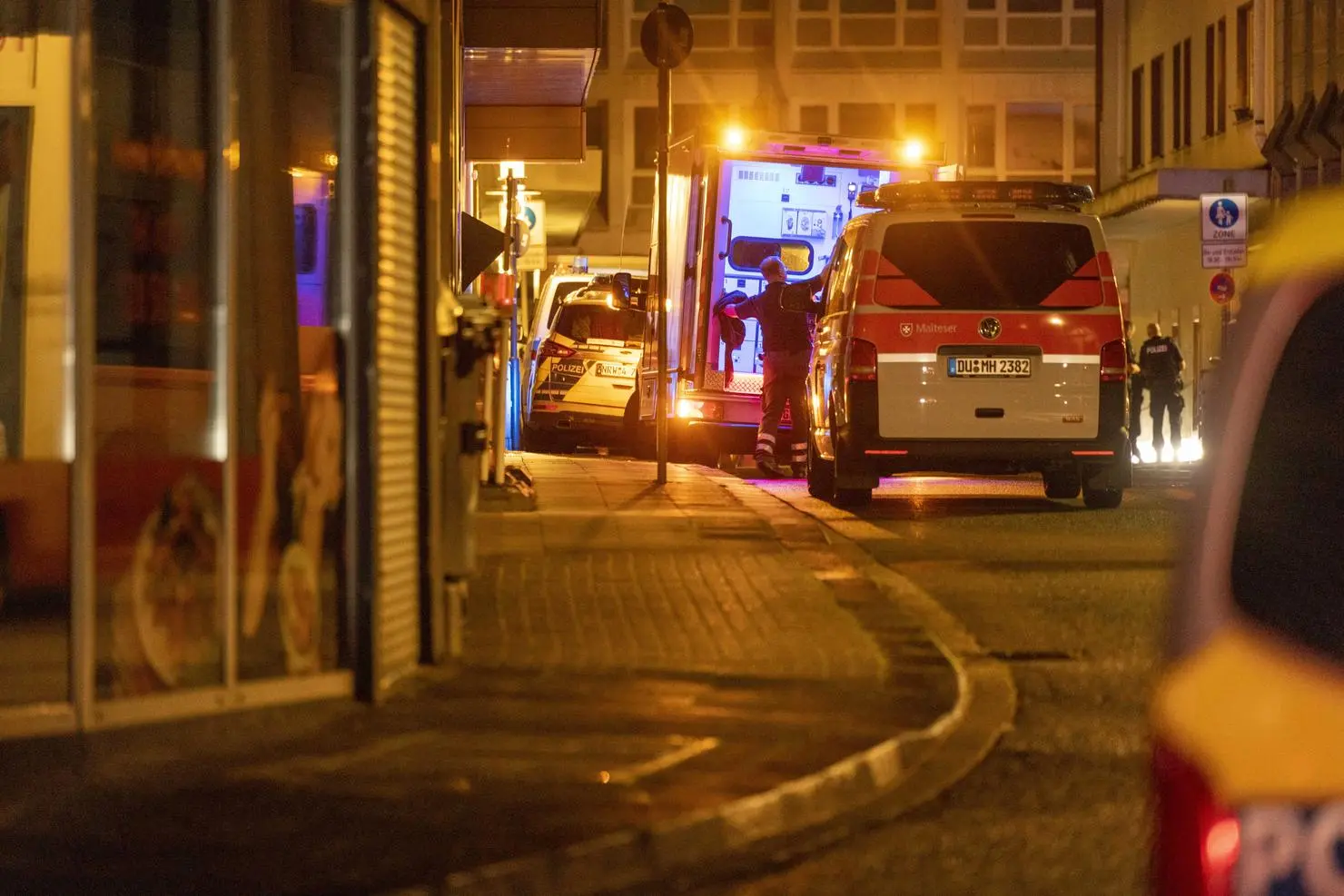Polizei und Rettungswagen stehen in der Nähe des Einsatzortes. Bei einer Attacke auf der 650-Jahr-Feier der Stadt hat es Todesopfer und Verletzte gegeben.