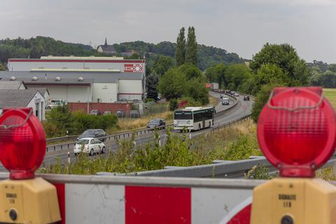Es ist geschafft und der Ausbau des Teilabschnitts der B 49 bei Oberbiel kann weitergehen: Nach jahrelangen Verhandlungen zwischen IBC W&auml;lzlager und den Verkehrsministerien in Wiesbaden und Berlin ist am Mittwoch ein Vergleich unterzeichnet worden.  Foto: Glotz
