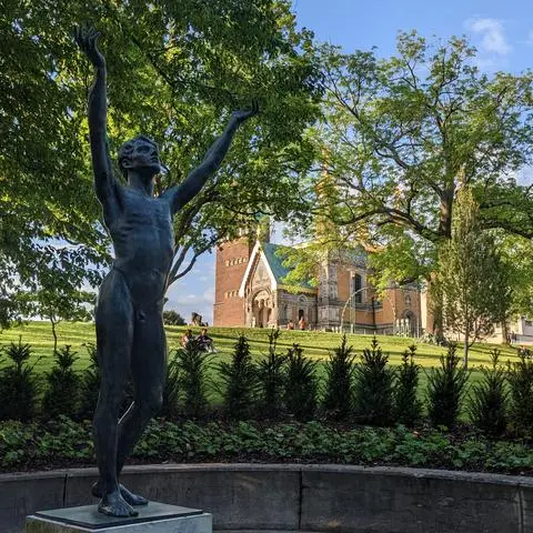 Auf dieser Archivaufnahme aus dem Sommer 2023 steht die bronzene Jünglingsstatue noch auf dem "Gottfried-Schwab-Denkmal" unterhalb der Darmstädter Mathildenhöhe.