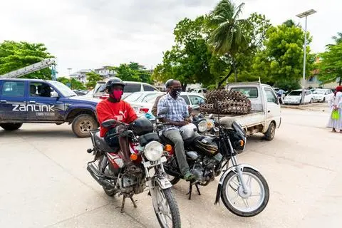 Auch Motorradfahrer müssen vielerorts in Afrika Corona-Mundschutz tragen. Foto: Keegan Checks