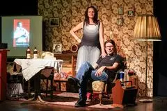 Darmstadt am 7. September 2025 Darmstadts Gute Stube feiert Geburtstag
Sonntags, direkt nach der Tagesschau, locken Alexandra Welsch und Torsten Jahr seit 20 Jahren zu ihren Wohnzimmerkonzerten in das Hoffart-Theater. Wie läuft's und was erwartet die Zuschauer im Jubiläumsjahr? v.l., Alexandra Welsch und Torsten Jahr