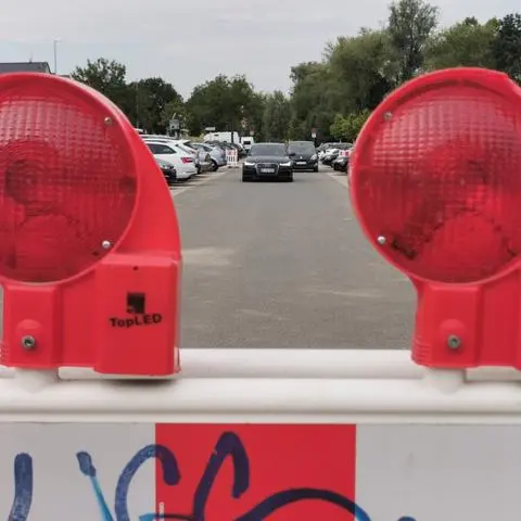 Rüsselsheim Landungsplatz. Im Sommer 2020 sind dort mobile Barrieren eingerichtet worden, die die Parkbereiche zu Sackgassen umgestalten. Damit soll der Parkplatz für Autoposer unattraktiver werden.