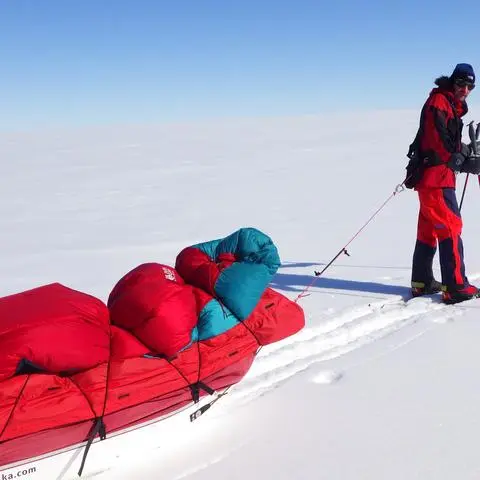 Mit 70 Kilogramm im Schlepptau: Der Beilsteiner Marco Plass durchquert 600 Kilometer weit das grönländische Eis.