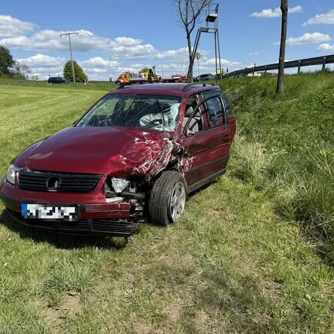 Ein Unfall auf der B255 bei Rennerod hat neun Leichtverletzte gefordert. Beteiligt waren zwei Autos, darunter ein VW und ein Peugeot.