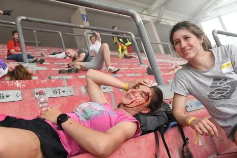 140 Verletzten-Darsteller:innen waren von den 630 Einsatzkräften bei der Großübung des Arbeiter-Samariter-Bundes im Mainzer Stadion medizinisch zu versorgen und zu betreuen.