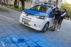 Mitarbeiter der Technischen Universität München (TUM) präsentieren autonome „Wiesn-Shuttle“. Der Experimentier-Wagen hat eine Strassenzulassung und wird zusätzlich von einem Fahrer gesichert. 