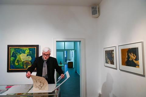 Die Tür steht offen für die Erweiterung: Claus K. Netuschil im Kunstarchiv, das im Darmstädter Literaturhaus untergebracht ist. Foto: Dirk Zengel