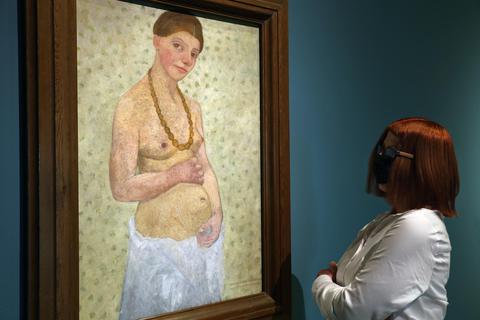 Tabubruch: Paula Modersohn-Beckers „Selbstbildnis am 6. Hochzeitstag“ von 1906 zeigt die Künstlerin nackt und schwanger. Das galt damals als nicht ausstellbar – heute eröffnet es die Schau in Frankfurt, die einen Fokus auf Porträts und Selbstbilder legt. Foto: dpa