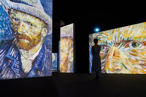Mithilfe von 40 High-Definition-Projektoren werden in der Multimedia-Installation "Van Gogh Alive" Leben und Werk des berühmten Malers als Video-Erlebnis erfahrbar.