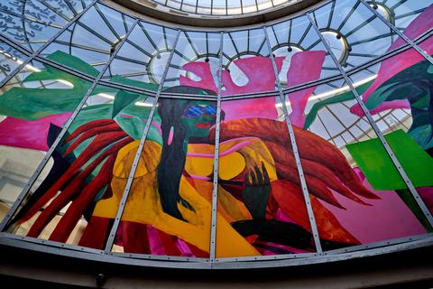 Die sudanesische Künstlerin Amna Elhassan hat drei große Gemälde von Frauen auf der gläsernen Rotunde eigens für die Frankfurter Schirn angefertigt.