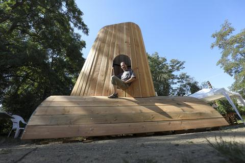 Das hölzerne „U-Boot“ kehrt zurück. Eine Spendenaktion macht es möglich, dass Roger Rigorth sein Werk im Waldkunstzentrum noch einmal gestalten kann, das von 2004 bis 2018 an der Alten Bogenschneise stand. Foto: Guido Schiek