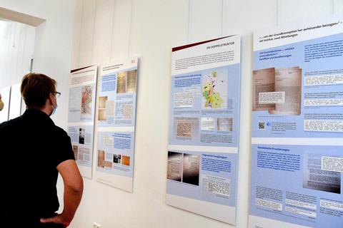 Info-Tafeln dokumentieren den wechselvollen Pfad des Instituts durch die deutsche Nachkriegsgeschichte. Foto: hbz/Kristina Schäfer