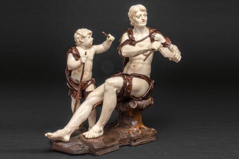 Diese Szene mit einer muskulösen, aber fast nackten Bettlerin und ihrem Jungen schuf Simon Troger in den 1730er-Jahren. Die Körper sind aus Elfenbein, die Kleidungsfetzen wurden aus Holz geschnitzt. Foto: Liebieghaus Skulpturensammlung