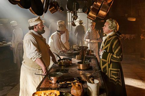 Meisterkoch Manceron (Grégory Gadebois, links) will in der Küche des Herzogs de Chamfort keine kreativen Kompromisse machen. Die Diener mahnen ihn deshalb regelmäßig zur Mäßigung beim Menü.   Foto: Neue Visionen 
