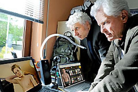 Leitmayr (Udo Wachtveitl, links) und Batic (Miroslav Nemec) finden Nacktaufnahmen auf dem Computer des 14-jährigen Opfers.  Foto: Werner/BR