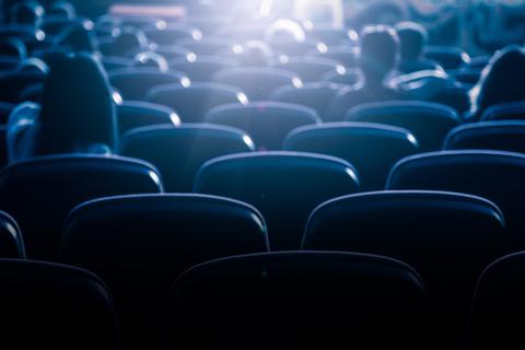 Mehrere Menschen sehen sich einen Film im Kino an. Foto: liuzishan - stock.adobe