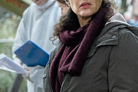 Kommissarin Liz Ritschard (Delia Mayer) untersucht den Tatort. &nbsp; Foto: ARD Degeto/SRF/Daniel Winkler