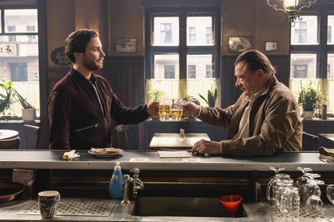 Auf ein Bier treffen sich Daniel (Daniel Brühl, links) und Bruno (Peter Kurth) in einer Eckkneipe. Im Film „Nebenan“ ist das der Beginn einer wundersamen Feindschaft. Foto: Warner