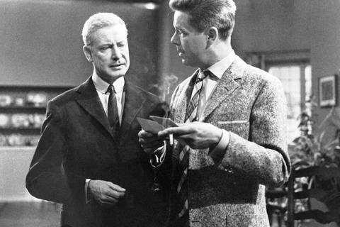 Kriminalinspektor Harry Yates (Heinz Drache, rechts) und der Maler John Hopedean (Dieter Borsche) in einer Szene des ARD-Krimis "Das Halstuch".1962 sorgte ein Spoiler für eine breite gesellschaftliche Empörungswelle.  Fotos: dpa 