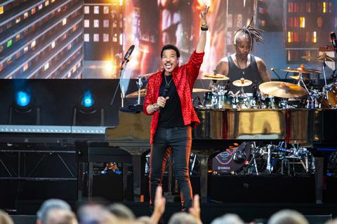 74 Jahre und kein bisschen leise: Superstar Lionel Richie begeistert bei seinem Open-Air-Konzert in Wiesbaden.