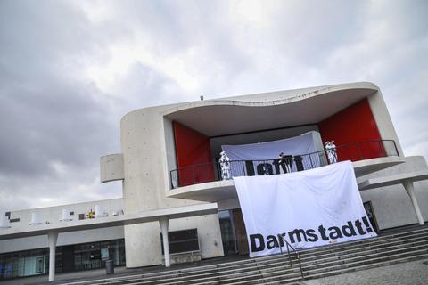Die Reden an Darmstadt vom Theaterbalkon aus waren ein zentrales Element der „Jetzt!“-Performance – vor einem zufälligen Publikum, denn fest terminierte Vorstellungen waren unter den Pandemie-Einschränkungen verboten. Foto: Guido Schiek