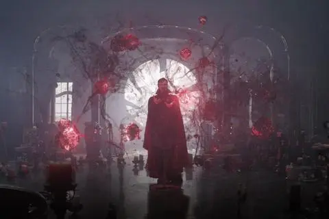 Benedict Cumberbatch als Doctor Stephen Strange ist auch in mehrfacher Ausfertigung, darunter als Denkmal und mitdrei Augen, stets mehr charismatisch als albern. Foto: dpa