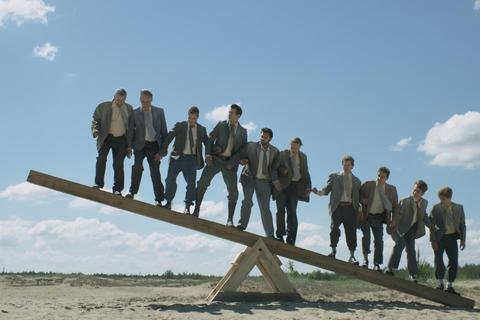 Irgendwo am Ostseestrand versuchen Engel die richtige Balance zu finden. Szene aus dem Kurzfilm „Tumble“ Foto: Filmfest