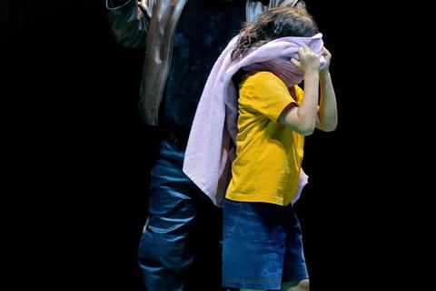 Kind statt Gold: Alberich (Olafur Sigurdarson) hat ganz finstere Pläne. Foto: Enrico Nawrath/Bayreuther Festspiele/dpa