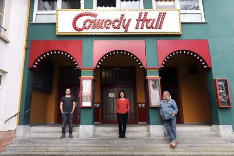 Hier kommen derzeit keine Zuschauer rein: Die Theatermacher Felix Hotz (von links), Lidija Zambelli und Roland Hotz vor dem Eingang zur Bessunger Comedy Hall. Foto: Andreas Kelm
