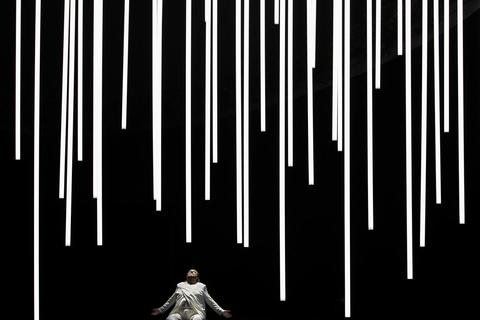Allein mit den Leuchtröhren: Stephen Gould streckt Tristans Heldenbrust der Symbolik entgegen. Foto: Bayreuther Festspiele/Enrico Nawrath