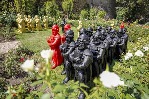 In den Gärten der Kurfürstlichen Burg Eltville hat Ottmar Hörl 165 Gutenberg-Skulpturen platziert – geballt wirken die schwarzen Figuren hier fast wie die Terrakotta-Armee. Fotos: Sascha Kopp