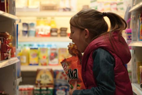 Sie will nur naschen und löst einen handgreiflichen Streit im Lebensmittelladen aus. Szene aus dem Kurzfilm  „Discipline“. Foto: Festival