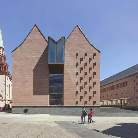 Der Neubau des Historischen Museums Frankfurt steht zwischen Main und Römer neben der Nikolaikirche.