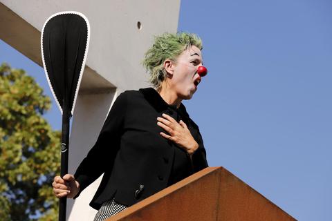 Komik mit Paddel: Frauke Ehlers als Clown. Foto: Andreas Kelm