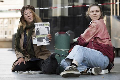 Monika Keller (Rike Eckermann, links) verkauft am Dom Obdachlosenzeitungen. Sie hilft Ella Jung (Ricarda Seifried), die gerade erst lernt, sich auf der Straße durchzuschlagen. Foto: ARD
