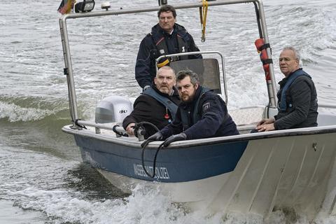 Bereit zum Entern: Die Wasserschutzpolizei bringt die Kommissare Freddy Schenk (Dietmar Bär, sitzend links) und Max Ballauf (Klaus J. Behrendt) zu einem entführten Ausflugsschiff. Foto: WDR