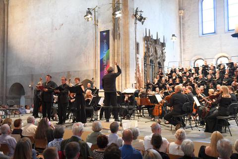 Der Bachchor und das Bachorchester aus Mainz bei ihrem Vortrag in der Basilika des Kloster Eberbachs. Foto: Ansgar Klostermann