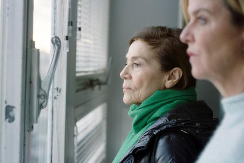Hannelore Elsner in ihrer letzte Rolle: Als pensionierte Ermittlerin  unterstützt sie Anna Jannecke (Margarita Broich, rechts). Foto: dpa