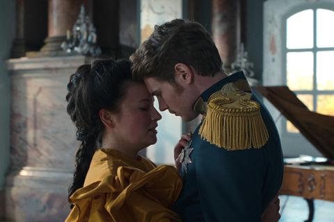 Devrim Lingnau als Sissi und Philip Froissant als Kaiser Franz Joseph in „Die Kaiserin“. Foto: Netflix/dpa