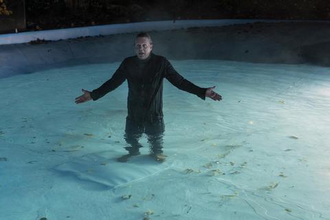 Moritz Seitz (Thomas Heinze) im Pool seines Hauses. Genau hier ist ein Mord geschehen. Foto: dpa