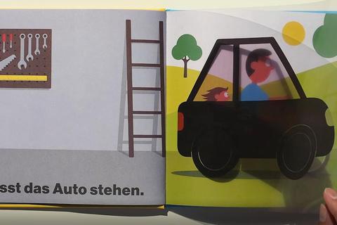 Die Folie macht den Unterschied: Wer sie im Buch „Rettet die Erde!“ umblättert, steigt um aufs Fahrrad. Foto: Moritz-Verlag