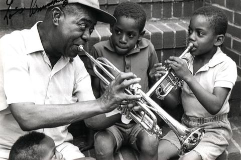 Musikalischer Botschafter: Louis Armstrong mit Kindern aus seiner Nachbarschaft. Foto: Jazzinstitut Darmstadt