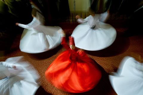 Tanzende Derwische gehören zu den bekannteren Bildern des Islam. Ethnologin Susanne Schröter stellt auch weniger prominente Spielarten vor. Archivfoto: dpa